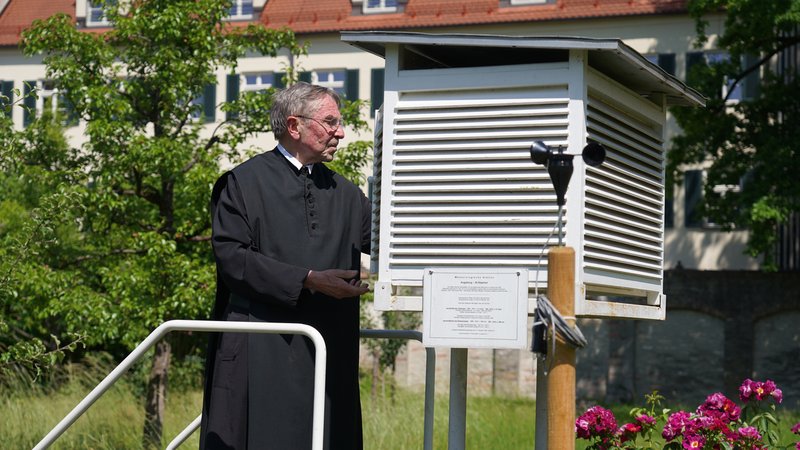Pater Gregor am Wetterhäuschen im Garten des Benediktiner-Klosters St. Stephan in Augsburg. | Bild: BR/ Veronika Scheidl Pater Gregor am Wetterhäuschen im Garten des Benediktiner-Klosters St. Stephan in Augsburg.