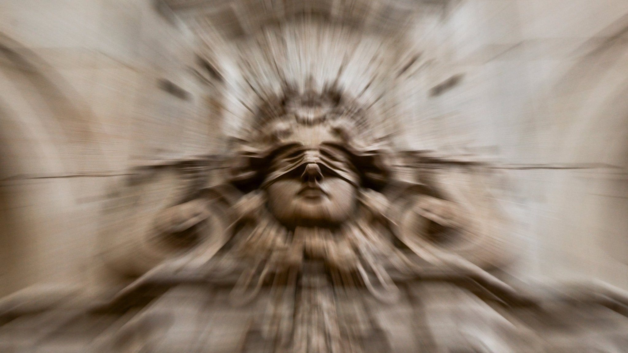 Symbolbild: Justitia gerät ins Wanken.