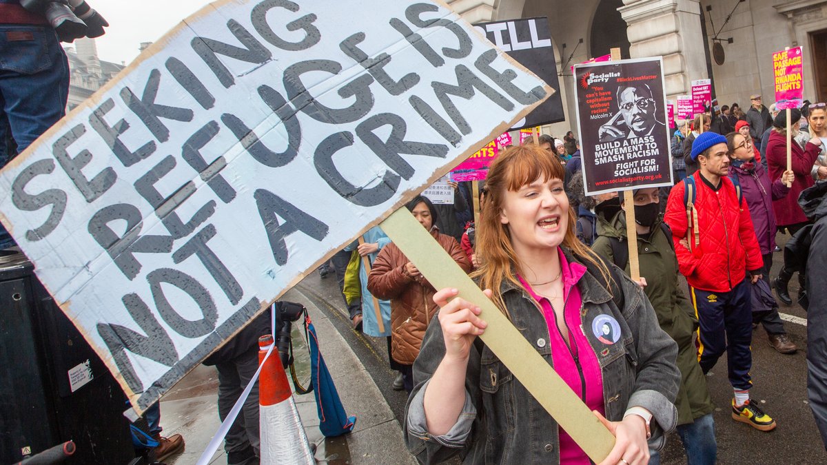 18.03.23: Demonstration gegen den Ruanda-Plan der britischen Regierung in London, Schild mit der Aufschrift "Seeking refugee is not a crime".
