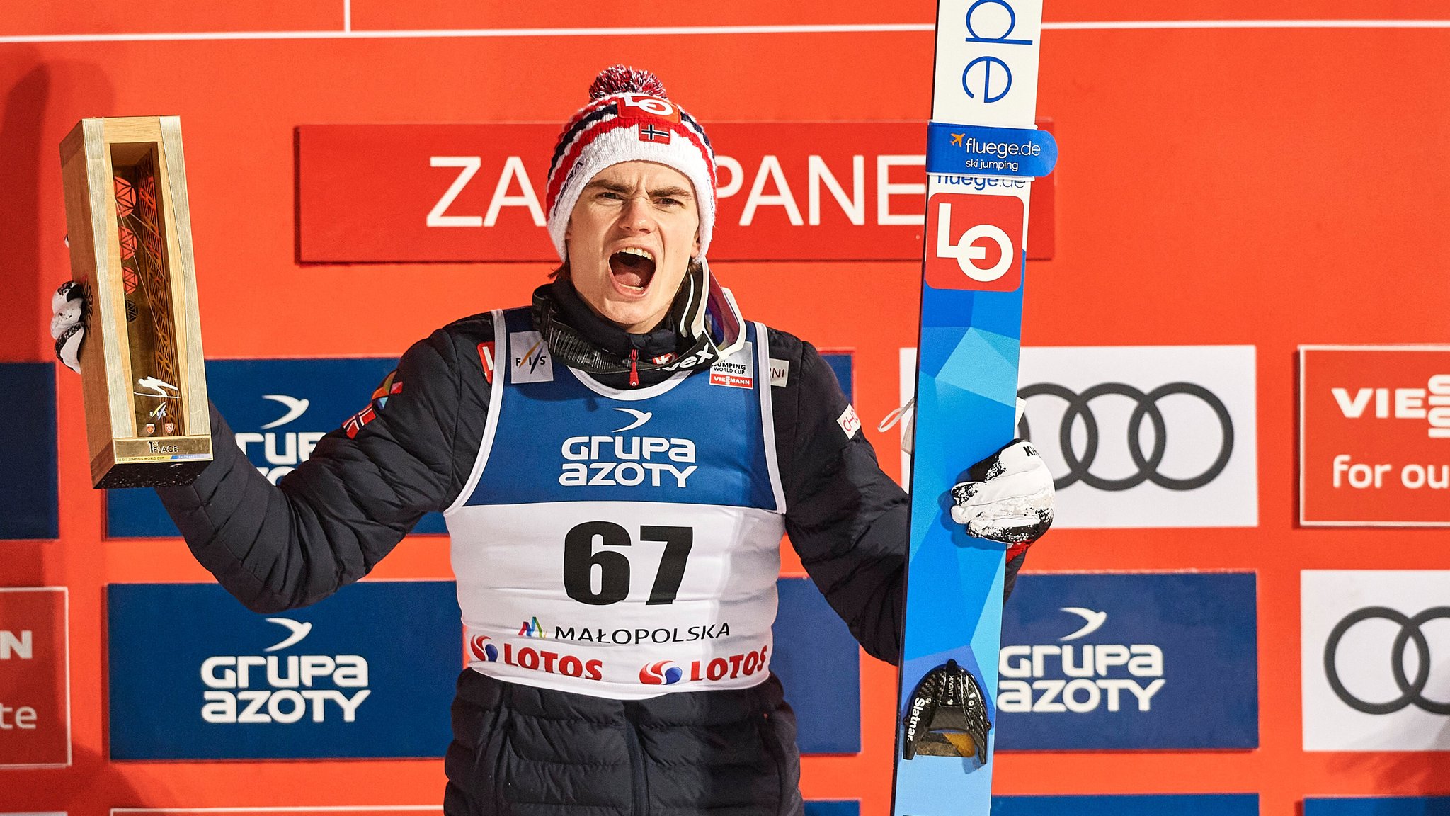 Marius Lindvik feiert seinen Sieg in Zakopane