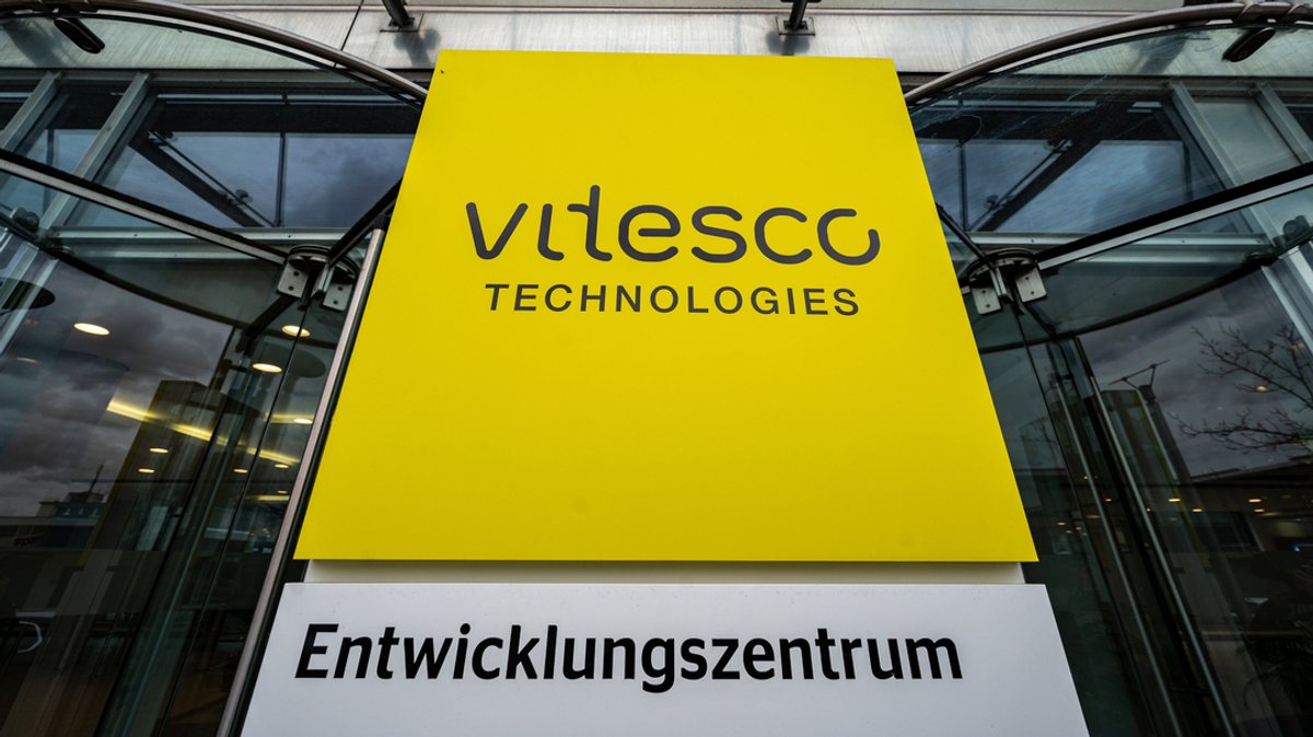 "Vitesco Technologies- Entwicklungszentrum" steht auf einem Schild vor dem Werksgelände von Vitesco. 