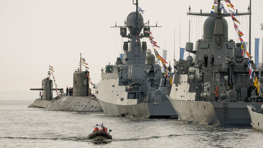 Russische U-Boote und Kriegsschiffe bei einer Verteidigungs-Messe in Sankt Petersburg am 25.6.21.