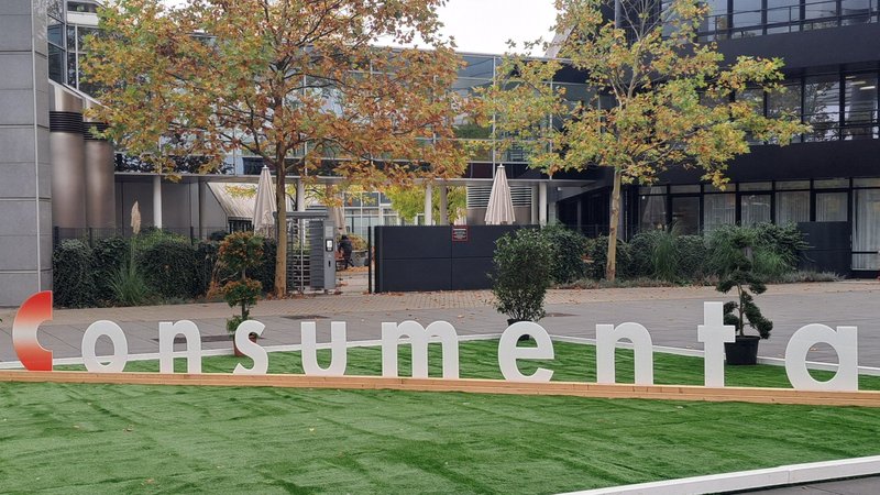 Schriftzug "Consumenta" vor dem Eingang zum Nürnberger Messezentrum. | Bild: BR24/Miriam Scholz Schriftzug "Consumenta" vor dem Eingang zum Nürnberger Messezentrum.