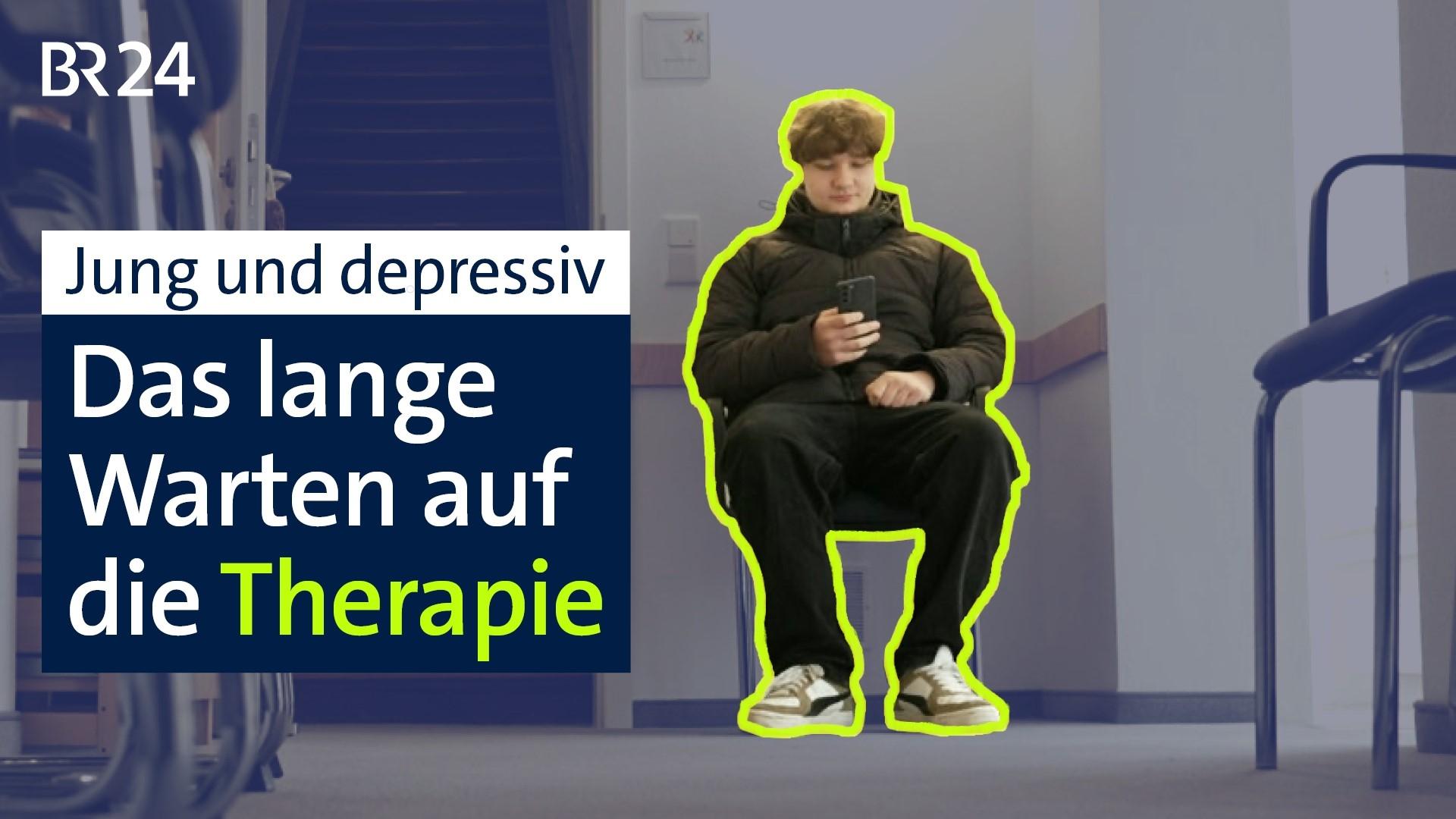 Ein Jugentlicher sitzt in einem Wartezimmer und schaut ins Handy