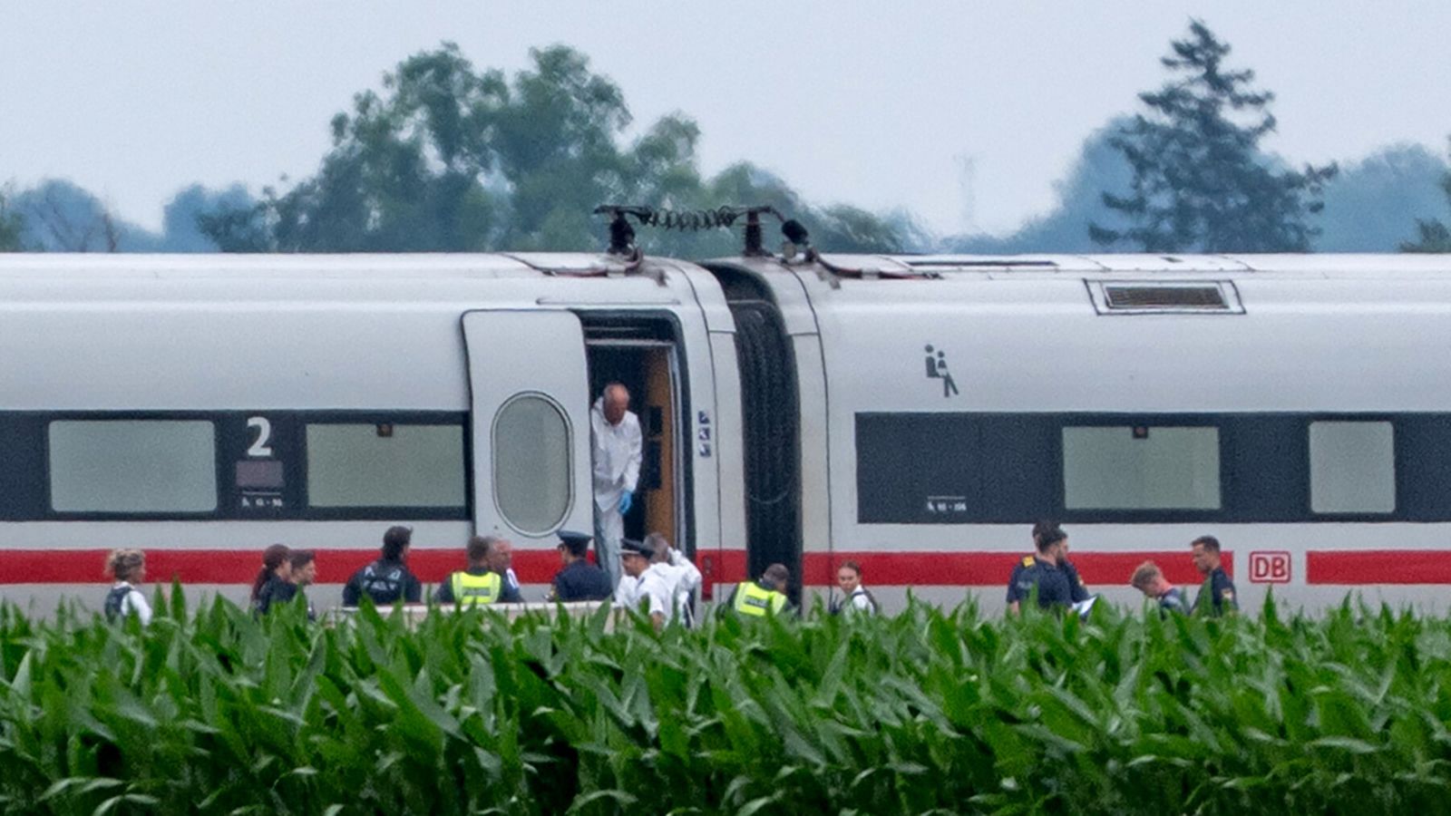 Axt-Angriff in ICE bei Straßkirchen - Mindestens ein Verletzter