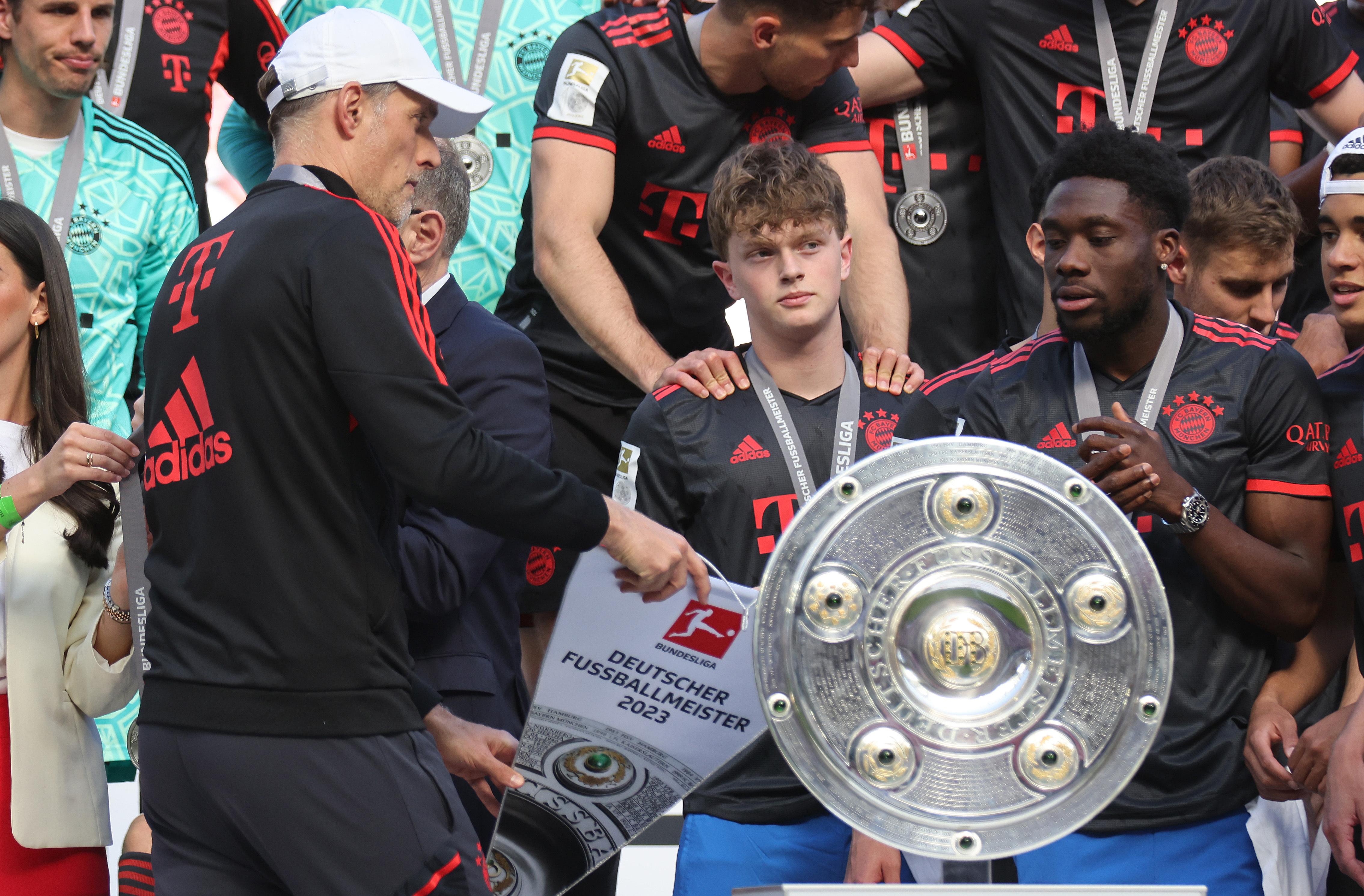 Paul Wanner und Alphonso Davies mit der Meisterschale (2023)