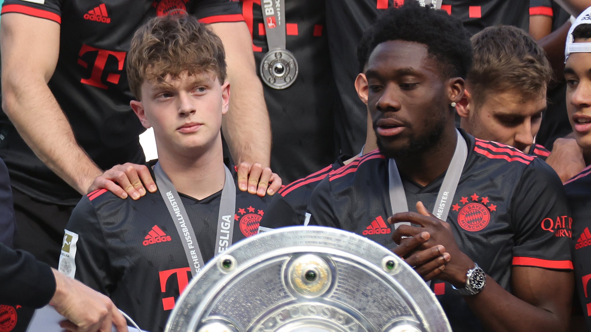 Paul Wanner und Alphonso Davies mit der Meisterschale (2023)