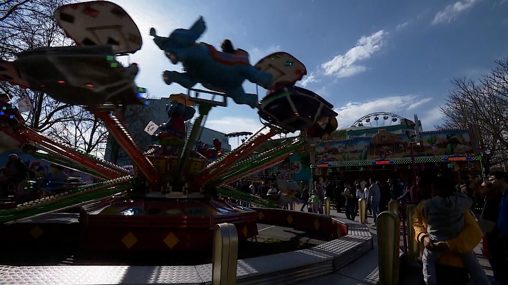 Bei sonnigem Wetter hat am Samstag das Frühjahrsvolksfest in Würzburg begonnen. 