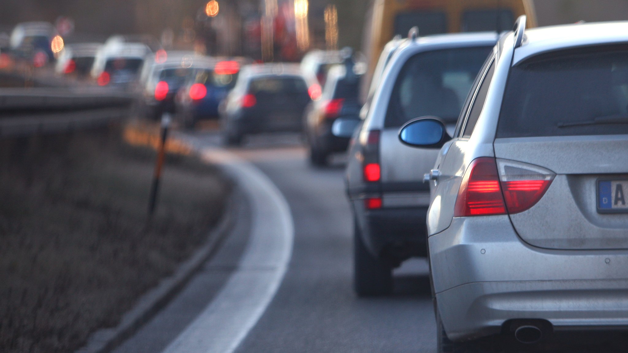 Fahrzeuge stauen sich in München im Berufsverkehr.