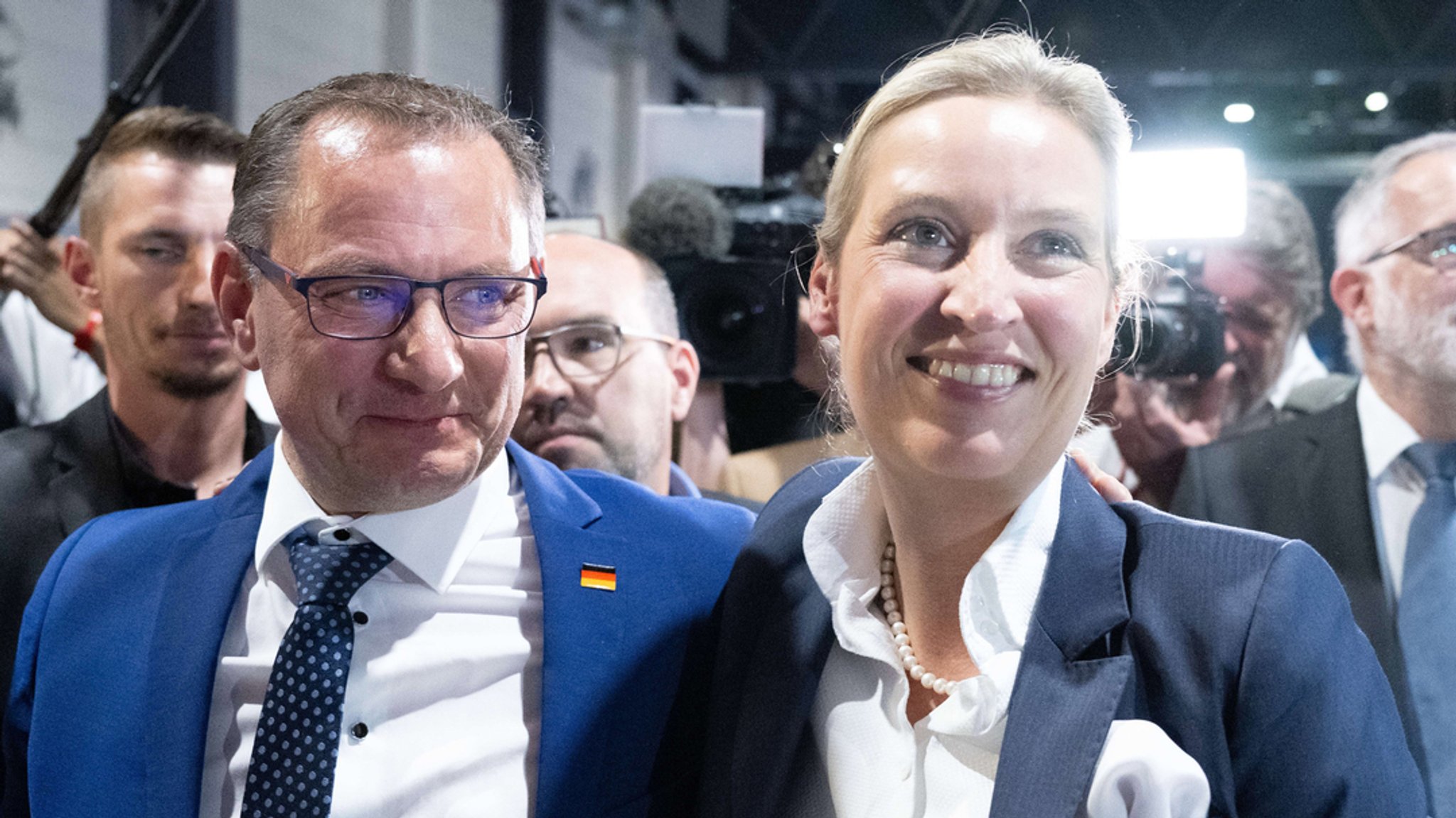 Tino Chrupalla (l.) und Alice Weidel in der Menge