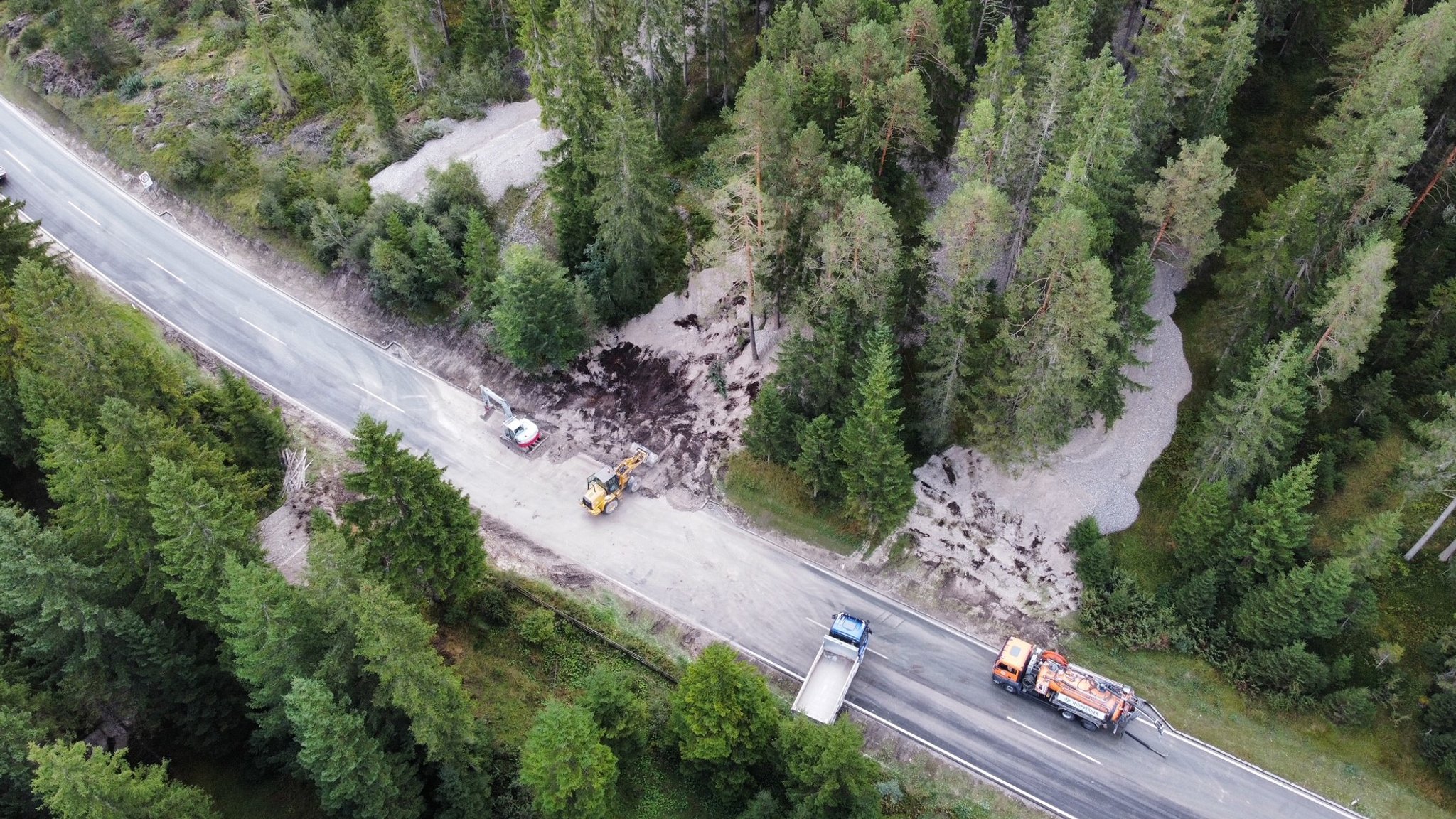 Mure bei Seefeld: Straße wieder frei – Bergung des Zuges dauert