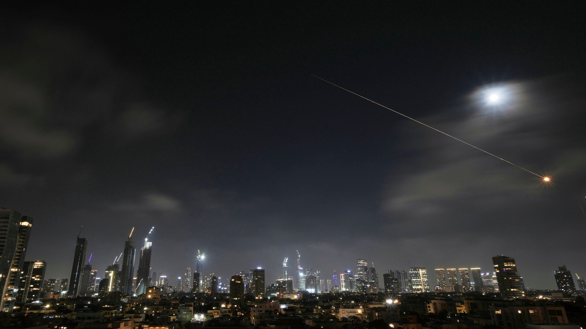 Über Tel Aviv sind am frühen Samstag Raketen zu sehen. | Bild: dpa-Bildfunk/Leo Correa Über Tel Aviv sind am frühen Samstag Raketen zu sehen.