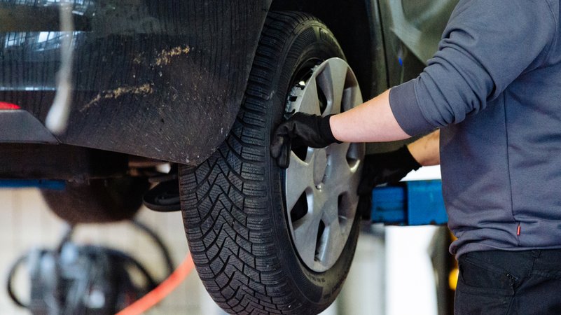 Mechaniker setzt eine Radkappe auf eine Felge | Bild: BR/Sylvia Bentele Mechaniker setzt eine Radkappe auf eine Felge