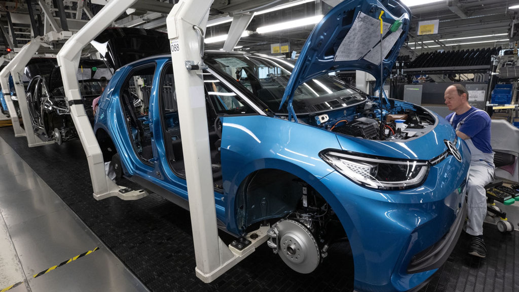 ARCHIV - 24.05.2023, Sachsen, Zwickau: Ein Modell der neuen Generation des ID.3 wird im Werk von Volkswagen in Zwickau montiert. (zu dpa: «Deutsche Autoindustrie in der Krise: Gewinne brechen ein») Foto: Hendrik Schmidt/dpa +++ dpa-Bildfunk +++