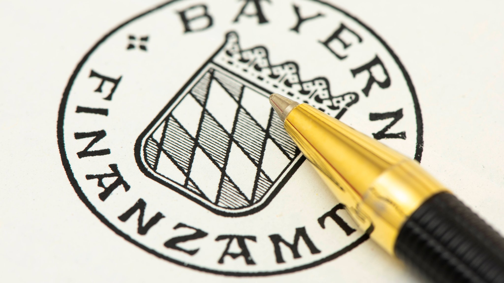 Ein Stempelabdruck von einem Finanzamt in Bayern mit Wappen und Rauten