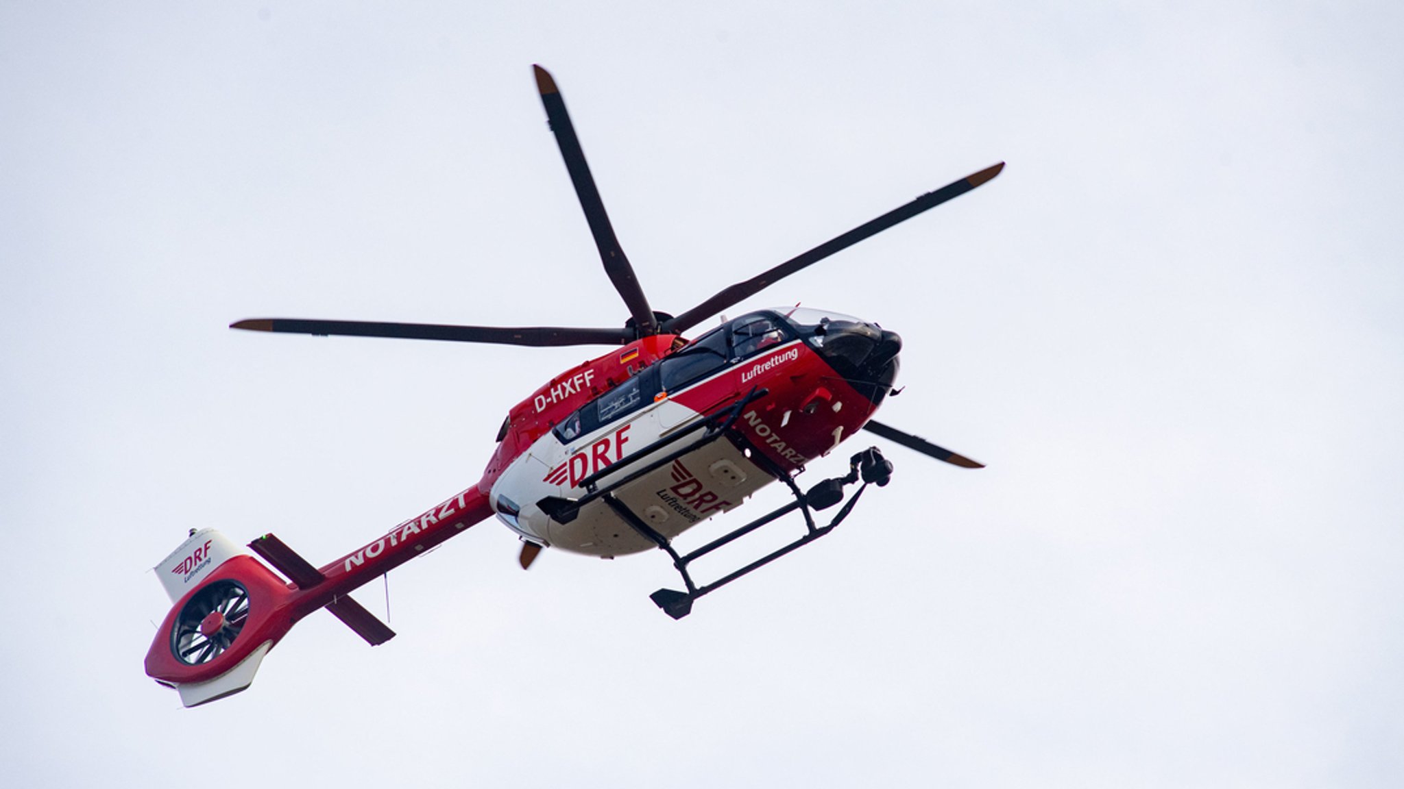 Ein Hubschrauber der Deutschen Luftrettung im Einsatz