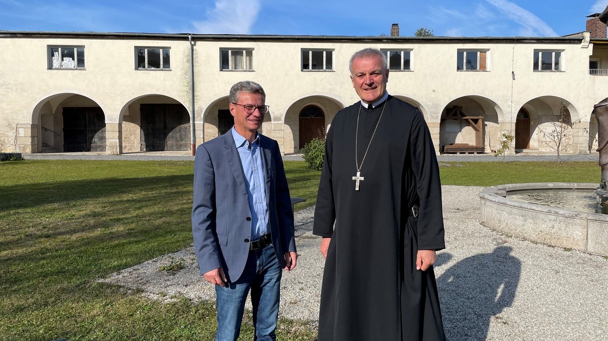 Wissenschaftsminister Bernd Sibler mit Abt Wolfgang vor dem Gebäude des Klosters, das für die Erweiterung der TH Deggendorf vorgesehen ist.