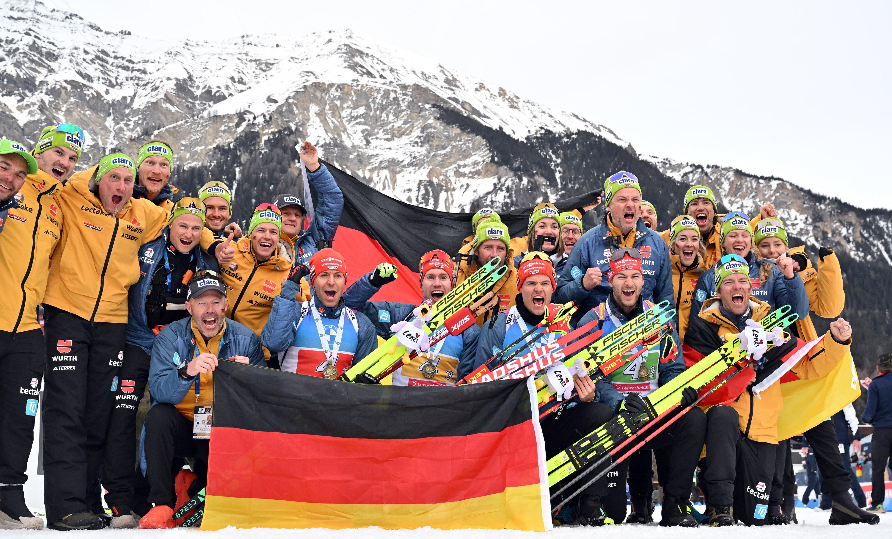 22.02.2025, Schweiz, Lenzerheide: Biathlon Weltmeisterschaft, Staffel 4 x 7,5 km, Herren: Biathleten und Team aus Deutschland jubeln. Norwegen gewinnt vor Frankreich und Deutschland. Foto: Martin Schutt/dpa +++ dpa-Bildfunk +++