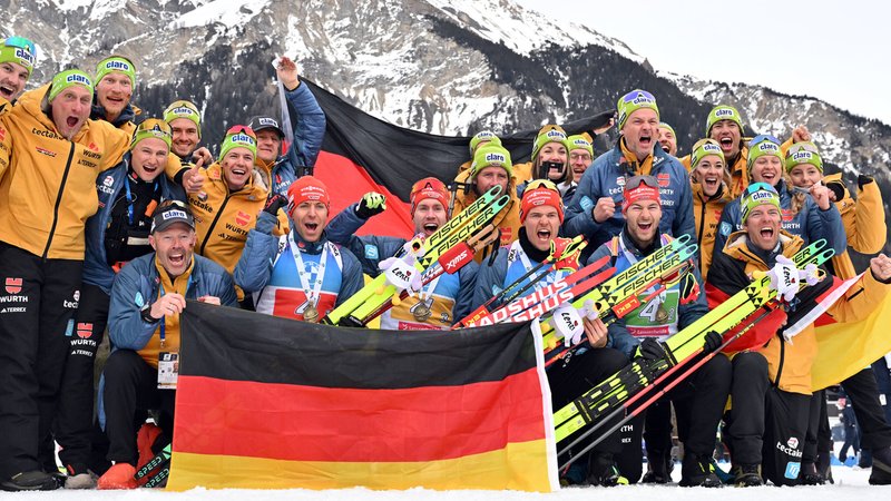 22.02.2025, Schweiz, Lenzerheide: Biathlon Weltmeisterschaft, Staffel 4 x 7,5 km, Herren: Biathleten und Team aus Deutschland jubeln. Norwegen gewinnt vor Frankreich und Deutschland. Foto: Martin Schutt/dpa +++ dpa-Bildfunk +++ | Bild: dpa-Bildfunk/Martin Schutt 22.02.2025, Schweiz, Lenzerheide: Biathlon Weltmeisterschaft, Staffel 4 x 7,5 km, Herren: Biathleten und Team aus Deutschland jubeln. Norwegen gewinnt vor Frankreich und Deutschland. Foto: Martin Schutt/dpa +++ dpa-Bildfunk +++