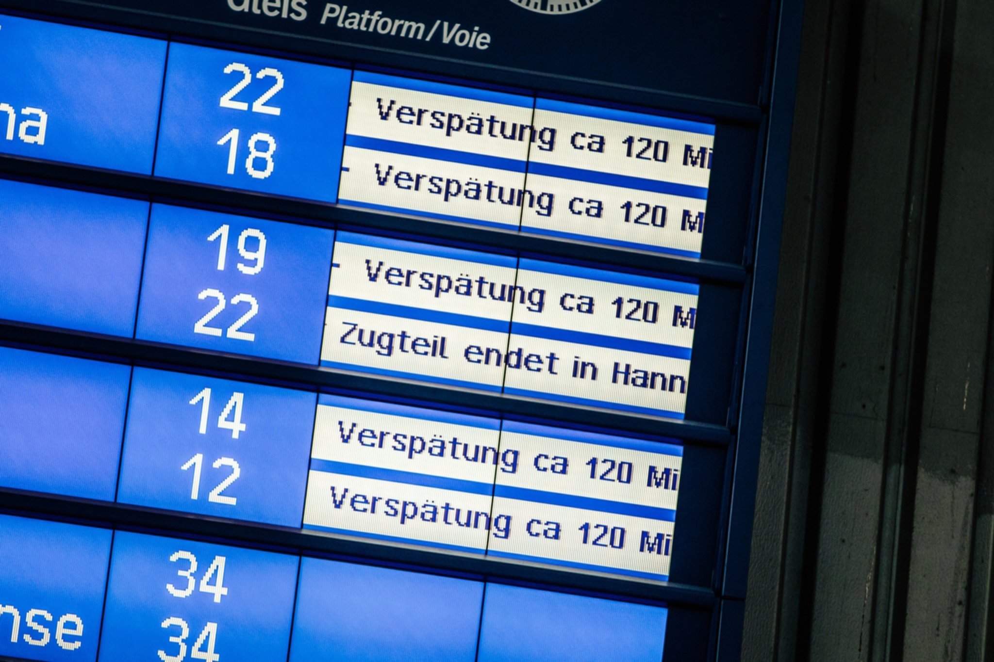 Anzeigetafel am Bahnhof mit der Information: Einige Züge fallen aus.