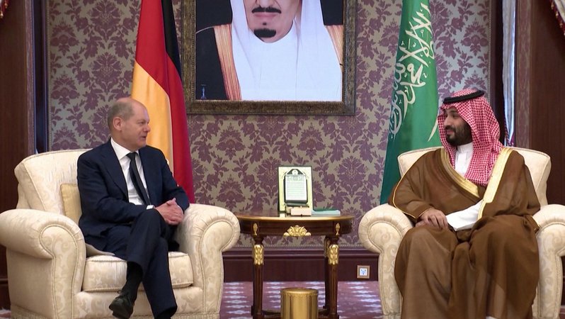 Olaf Scholz hat zum Auftakt seiner Arabienreise in Dschidda den saudischen Kronprinzen bin Salman getroffen. Die Beziehungen galten in den vergangenen Jahren als schwierig, wegen des Mordes an dem Journalisten Khashoggi.