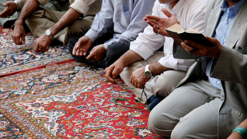 Gläubige Männer beten in einer Moschee. | Bild: stock.adobe.com/Ambrose Gläubige Männer beten in einer Moschee.