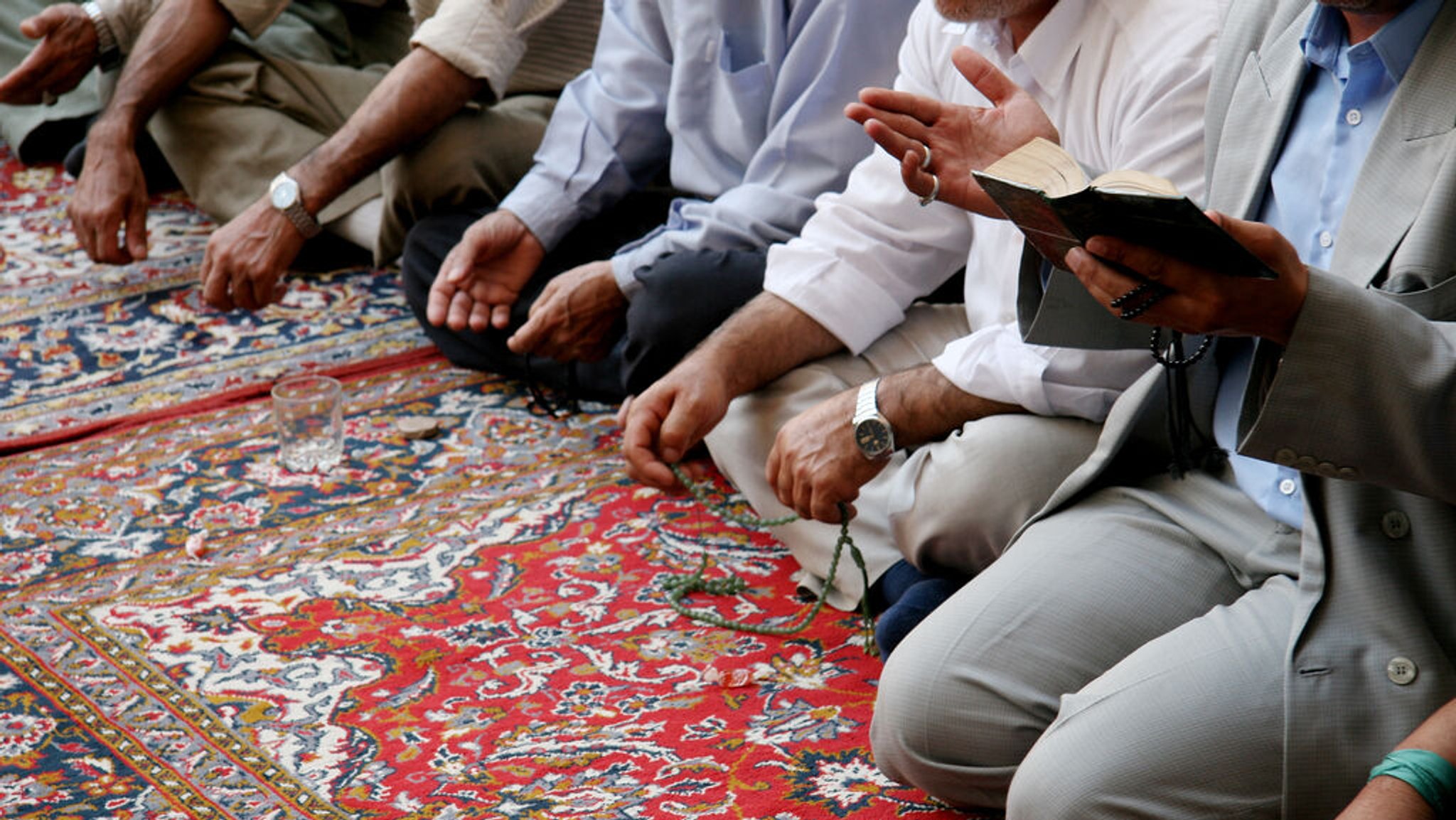 Gläubige Männer beten in einer Moschee.