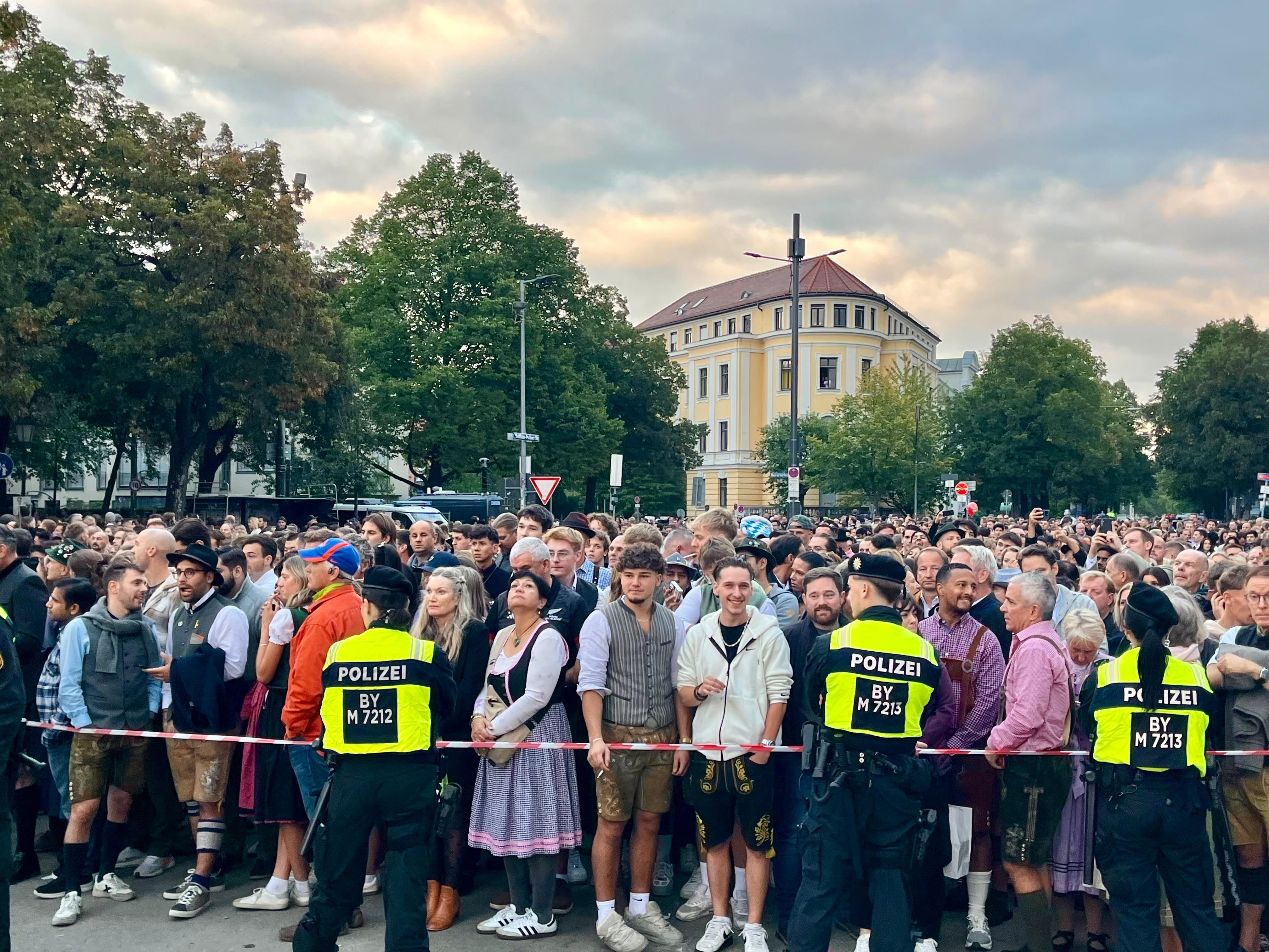 Die Theresienwiese ist überfüllt