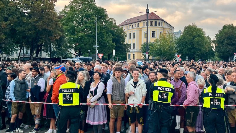 Die Theresienwiese ist überfüllt | Bild: Petr Jerabek /BR Die Theresienwiese ist überfüllt