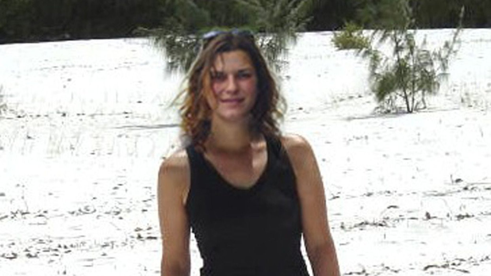 Simone Strobel Anfang 2005 an einem Strand in Australien | Bild: picture alliance / AP Photo | Anonymous Simone Strobel Anfang 2005 an einem Strand in Australien