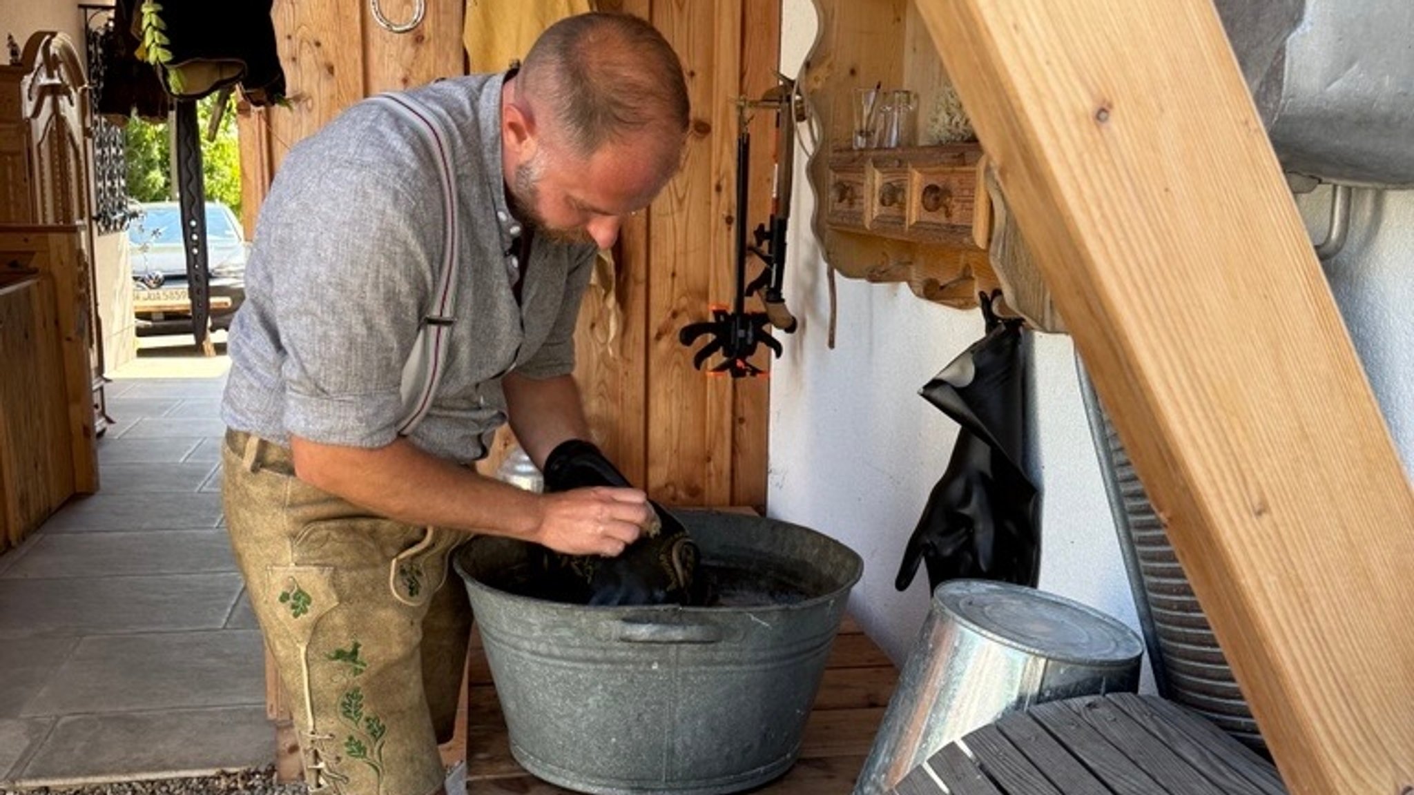 Greiner wäscht mit Regenwasser und Schmierseife | Bild: BR Greiner wäscht mit Regenwasser und Schmierseife
