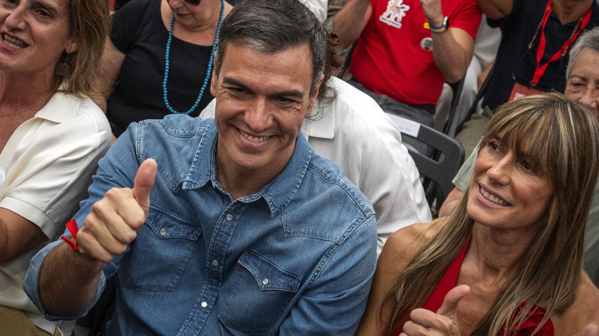 ARCHIV - 21.07.2023, Spanien, Madrid: Spaniens Premierminister Pedro Sanchez zeigt neben seiner Frau Begona Gomez den Daumen nach oben während einer Wahlkampfabschlussveranstaltung in Madrid. Der spanische Ministerpräsident Pedro Sanchez hat seine Rücktrittsandrohung nicht wahr gemacht. Der seit knapp sechs Jahren regierende sozialistische Politiker teilte am Montag in Madrid mit, er bleibe im Amt. Foto: Emilio Morenatti/AP +++ dpa-Bildfunk +++