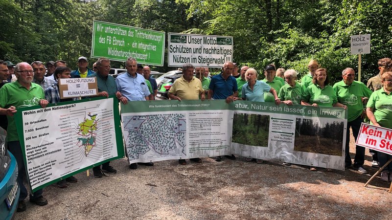 Mitglieder des Vereins "Unser Steigerwald" demonstrieren gegen einen Nationalpark und für das sogenannte Trittsteinkonzept