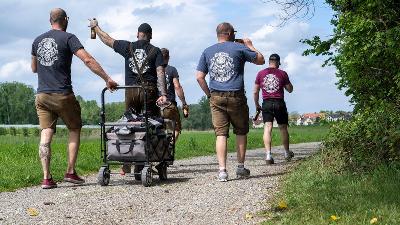 Am Vatertag sind inzwischen immer weniger Männergruppen mit Bollerwagen unterwegs | Bild: picture alliance/dpa | Stefan Puchner Am Vatertag sind inzwischen immer weniger Männergruppen mit Bollerwagen unterwegs