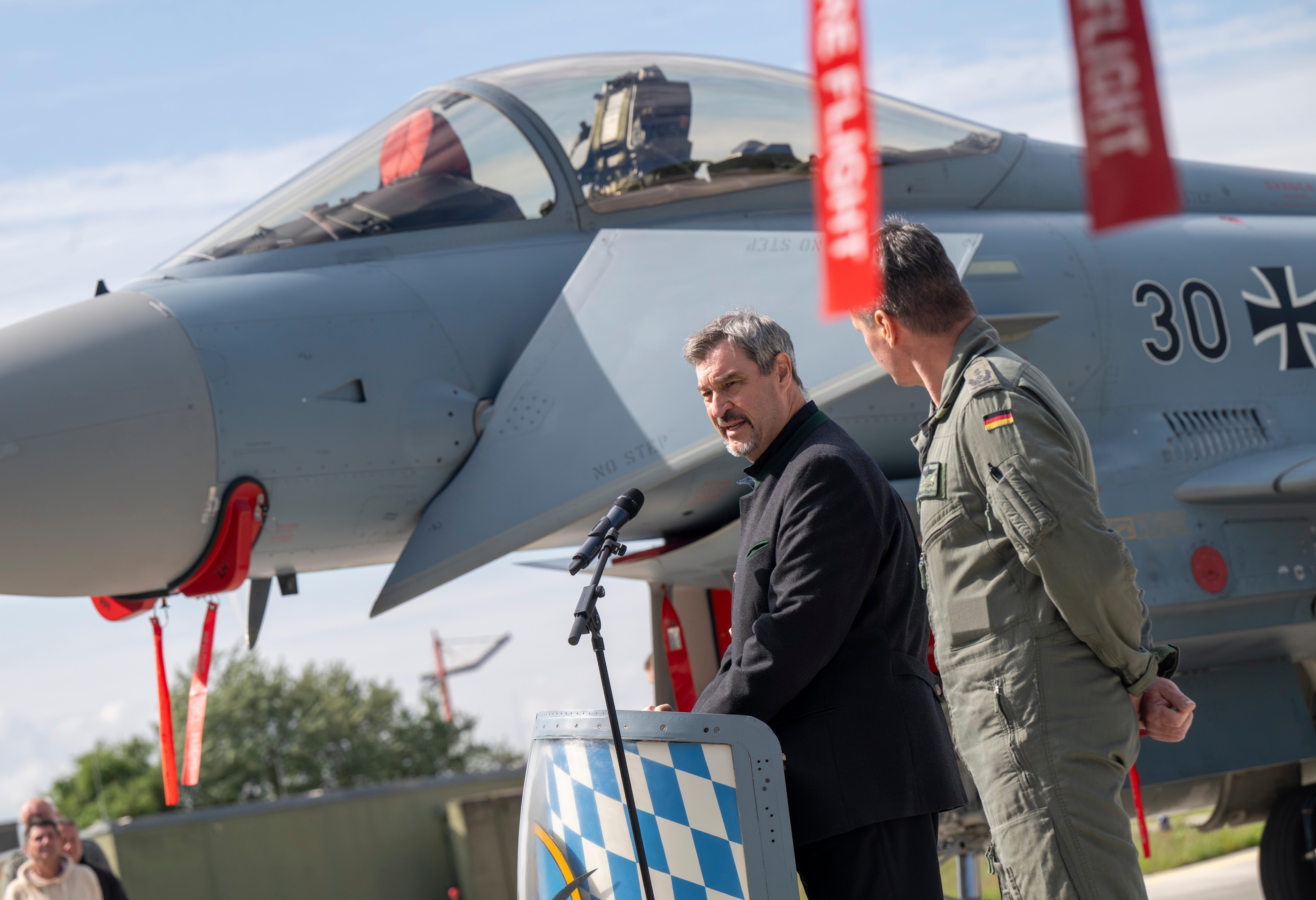 Markus Söder, Ministerpräsident von Bayern, begrüßt beim Taktischen Luftwaffengeschwader 74 bei Neuburg an der Donau anwesende Soldaten.