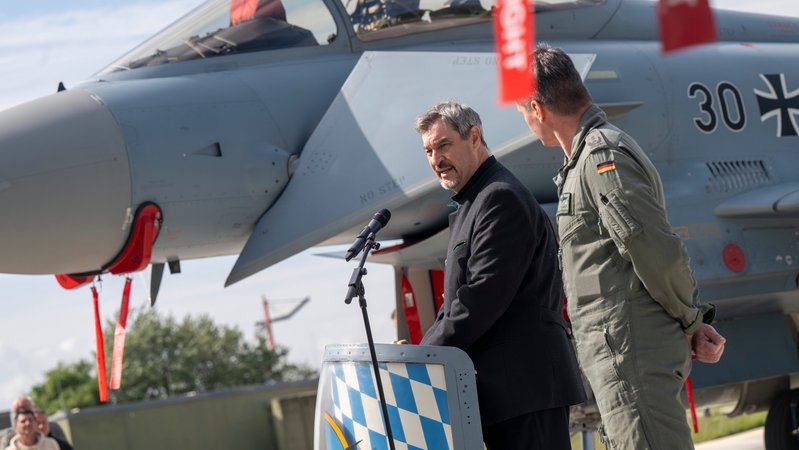 Markus Söder, Ministerpräsident von Bayern, begrüßt beim Taktischen Luftwaffengeschwader 74 bei Neuburg an der Donau anwesende Soldaten. | Bild: picture alliance/dpa | Peter Kneffel Markus Söder, Ministerpräsident von Bayern, begrüßt beim Taktischen Luftwaffengeschwader 74 bei Neuburg an der Donau anwesende Soldaten.