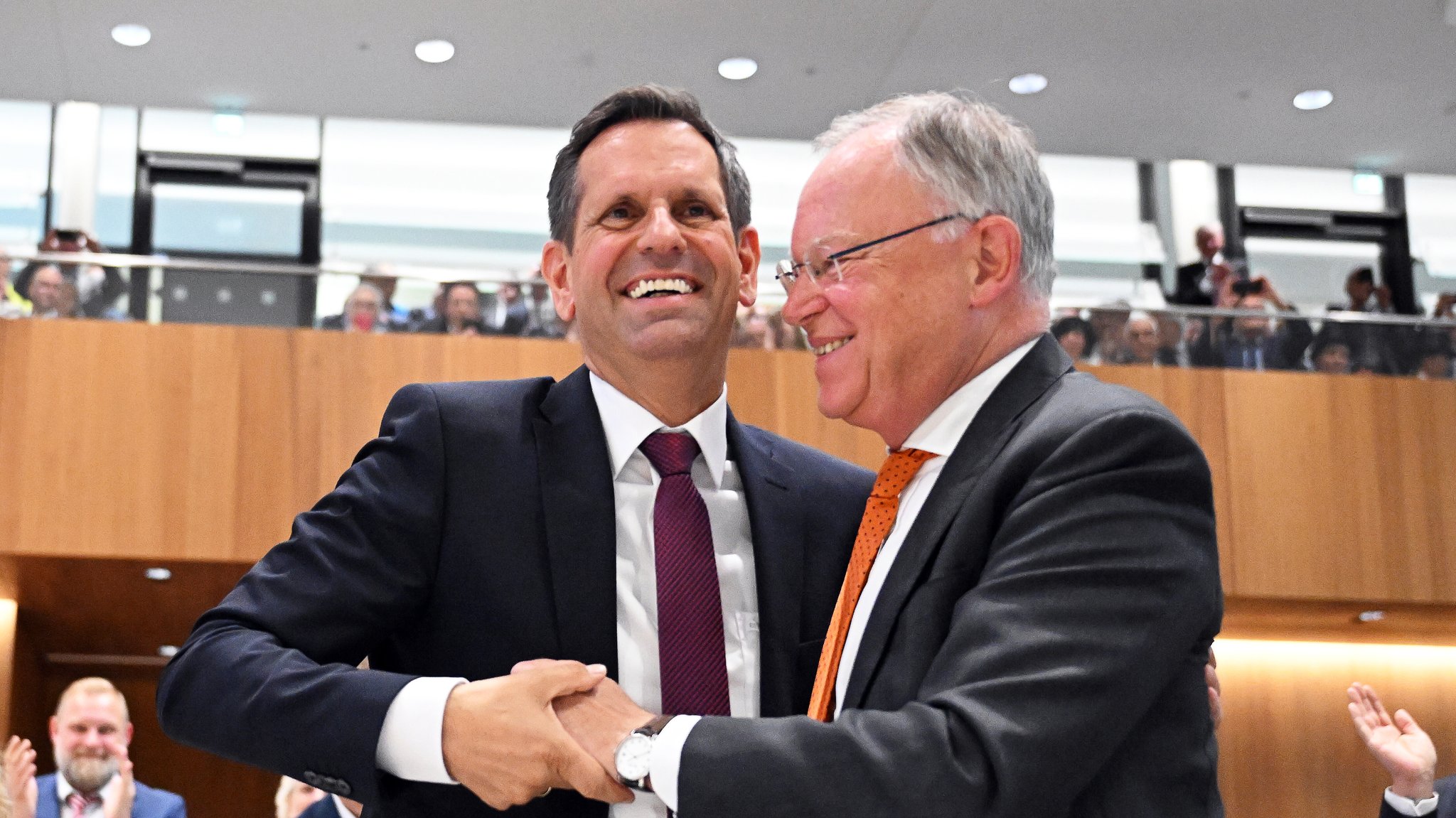 Stephan Weil (SPD, r) und Olaf Lies (SPD, l), der neue Ministerpräsident von Niedersachsen