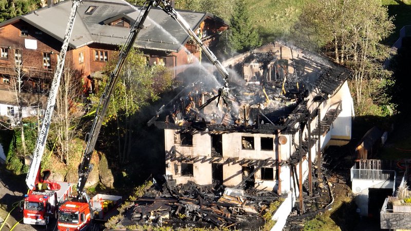 Beim Brand eines Hotels sind dort fünf Menschen verletzt worden. Es entstand offenbar Sachschaden in Millionenhöhe.  | Bild: BR Beim Brand eines Hotels sind dort fünf Menschen verletzt worden. Es entstand offenbar Sachschaden in Millionenhöhe.