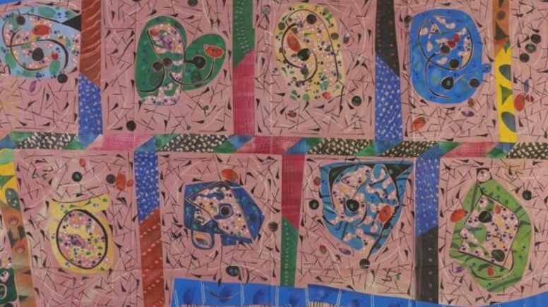 Stark farbiges Stoffdesign mit orientalisch-arabisch anmutender Bildsprache, Kringel & Kreise in Vierecken.  | Bild:Haus der Kunst, München. 