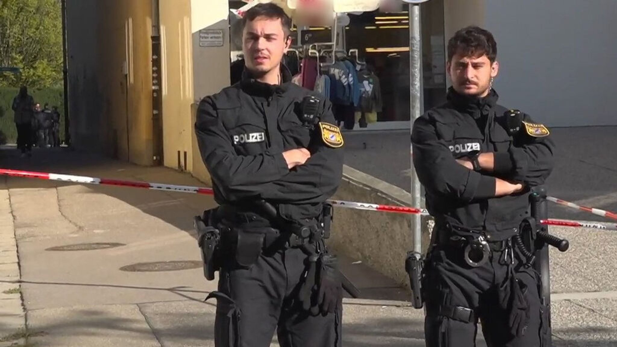 02.10.2025, Bayern, Friedberg: Zwei Polizisten sind in der Nähe einer Schule im Einsatz und sperren einen Zugang. Im schwäbischen Friedberg hat die Polizei an einer Schule einen Verdächtigen festgenommen. Wie eine Polizeisprecherin berichtet, wurden die Beamten wegen einer Körperverletzung alarmiert. Ob tatsächlich jemand im Bereich der Mittelschule verletzt wurde, war allerdings zunächst unklar. Foto: Jason Tschepljakow/dpa - ACHTUNG: Firmenauschriften (hinten) wurde(n) aus rechtlichen Gründen gepixelt +++ dpa-Bildfunk +++ | Bild: dpa-Bildfunk/Jason Tschepljakow 02.10.2025, Bayern, Friedberg: Zwei Polizisten sind in der Nähe einer Schule im Einsatz und sperren einen Zugang. Im schwäbischen Friedberg hat die Polizei an einer Schule einen Verdächtigen festgenommen. Wie eine Polizeisprecherin berichtet, wurden die Beamten wegen einer Körperverletzung alarmiert. Ob tatsächlich jemand im Bereich der Mittelschule verletzt wurde, war allerdings zunächst unklar. Foto: Jason Tschepljakow/dpa - ACHTUNG: Firmenauschriften (hinten) wurde(n) aus rechtlichen Gründen gepixelt +++ dpa-Bildfunk +++