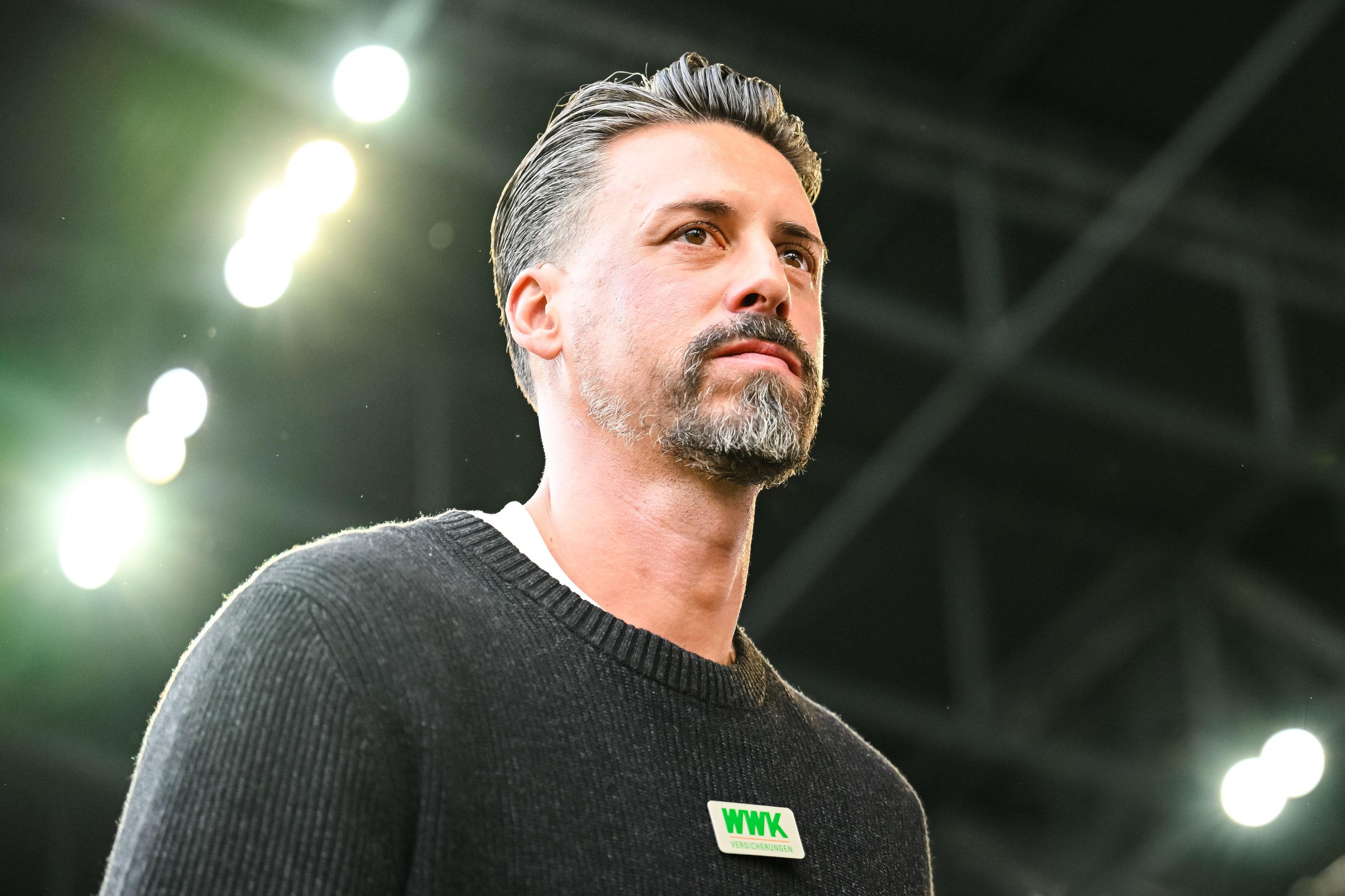04.10.2025, Bayern, Augsburg: Fußball: Bundesliga, FC Augsburg - VfL Wolfsburg, 6. Spieltag, WWK-Arena. Trainer Sandro Wagner (FC Augsburg) steht vor dem Spiel im Stadion. 