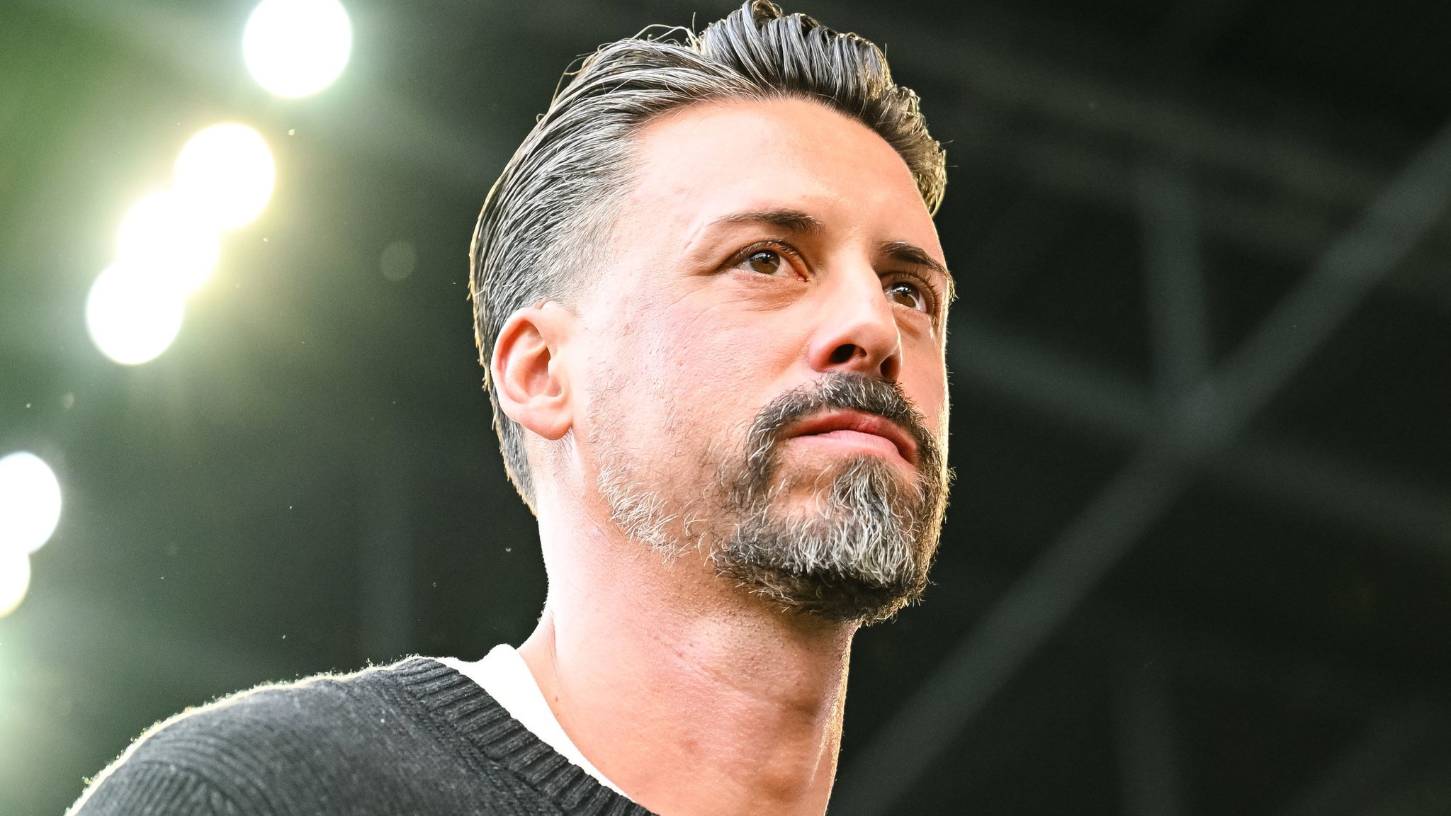 04.10.2025, Bayern, Augsburg: Fußball: Bundesliga, FC Augsburg - VfL Wolfsburg, 6. Spieltag, WWK-Arena. Trainer Sandro Wagner (FC Augsburg) steht vor dem Spiel im Stadion. 