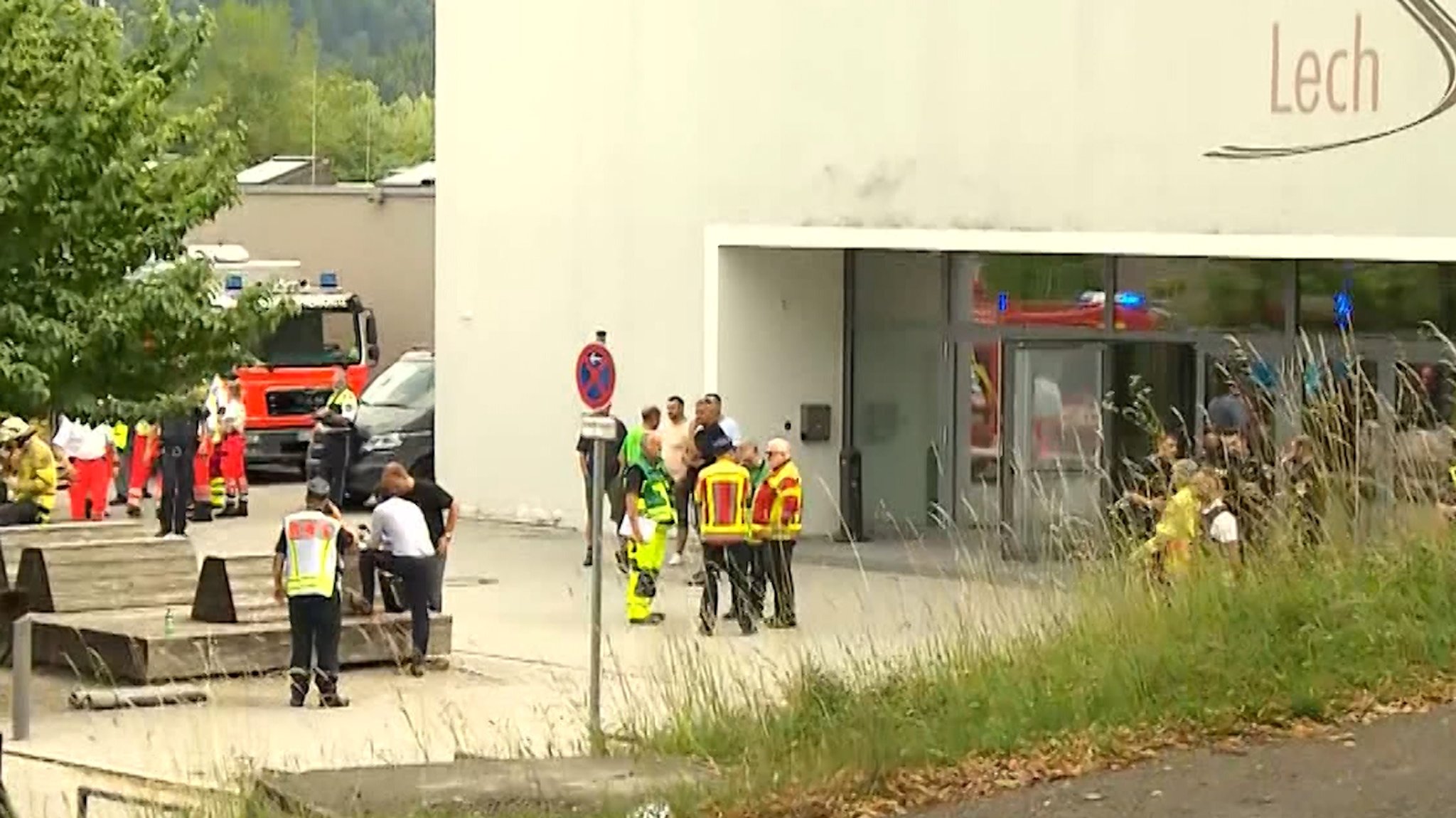 Zahlreiche Einsatz- und Rettungskräfte am Tatort. | Bild: Bayerischer Rundfunk 2026 Zahlreiche Einsatz- und Rettungskräfte am Tatort.