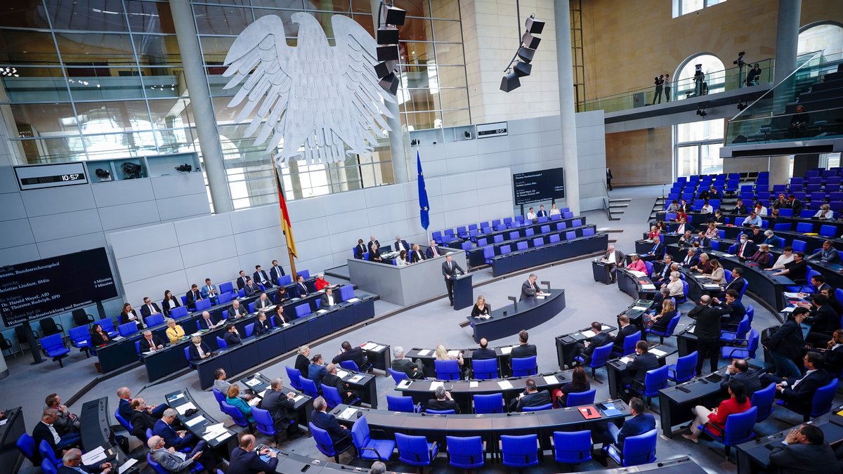 Christian Lindner (FDP), Bundesminister der Finanzen, spricht im Bundestag zum Auftakt der Haushaltswoche im Parlament.