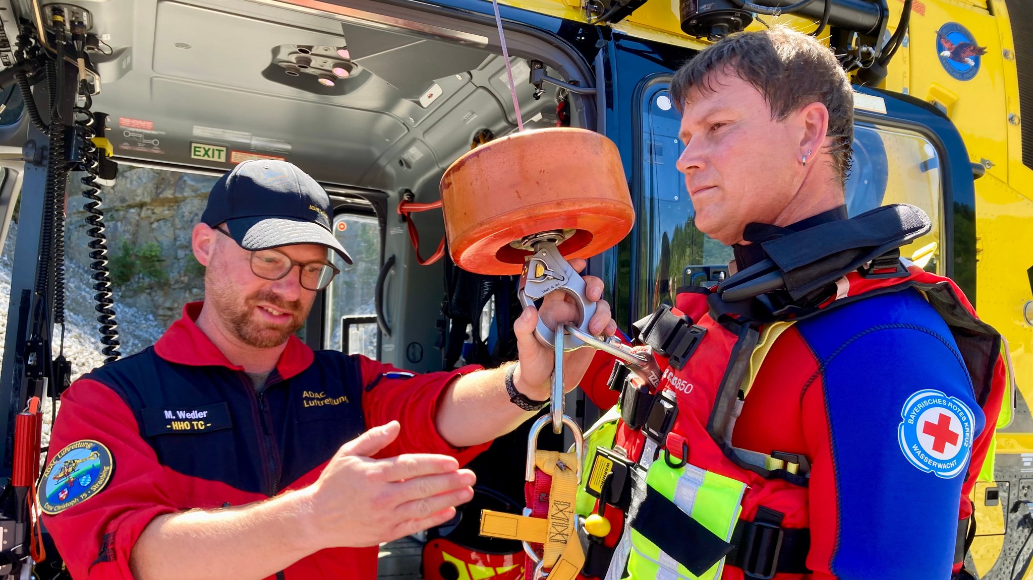 Die Hubschrauber-Besatzung erklärt die Rettungswinde.