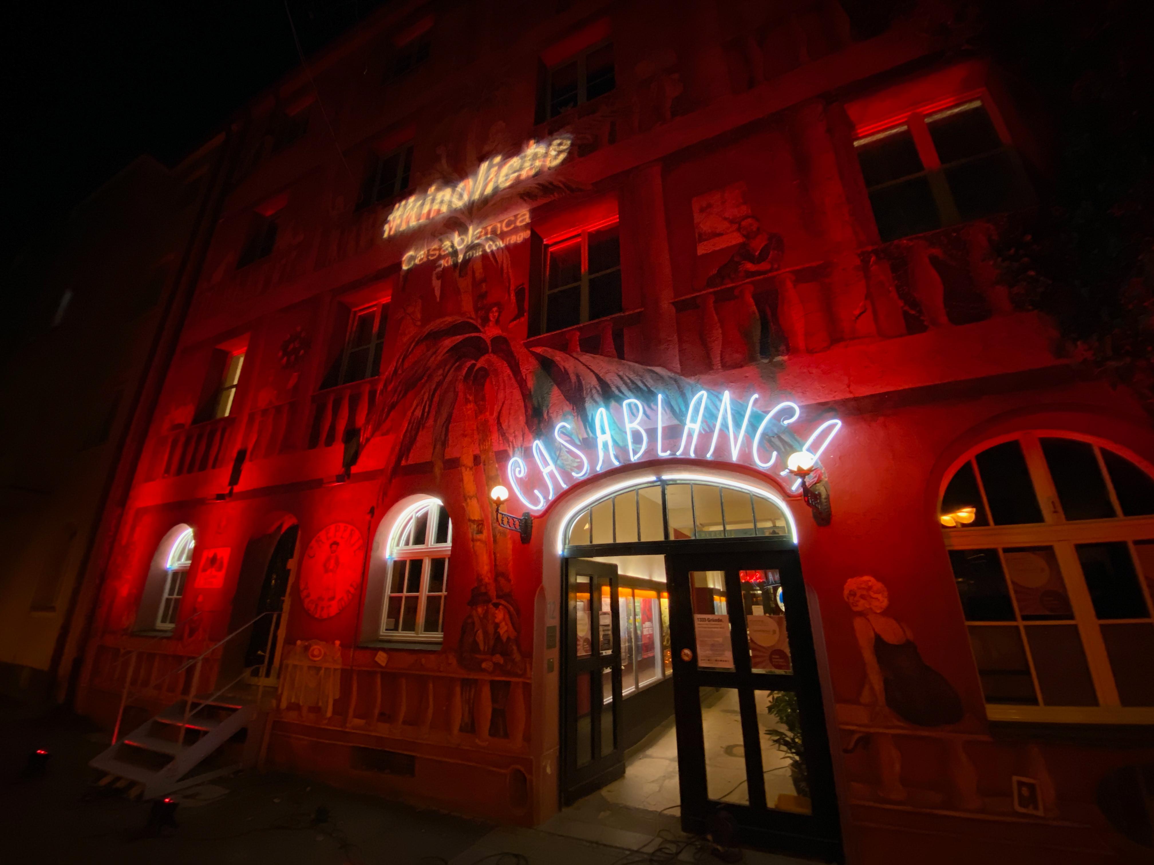 Leuchtender Schriftzug des Nürnberger Casablanca-Kinos über dem Eingang.