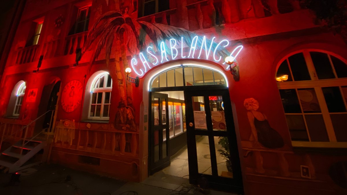 Leuchtender Schriftzug des Nürnberger Casablanca-Kinos über dem Eingang.