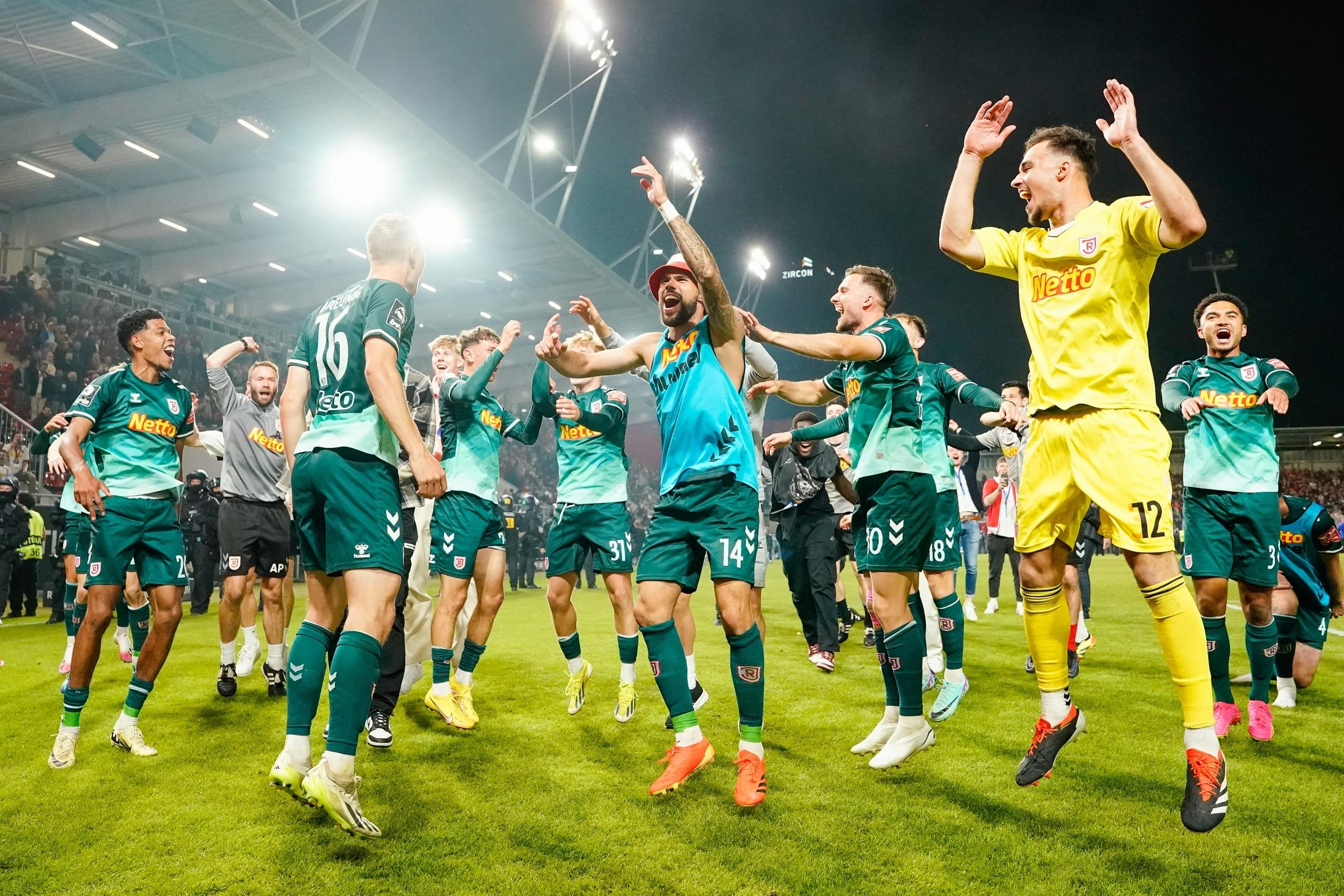 Regensburgs Mannschaft freut sich über den Aufstieg in die zweite Bundesliga.