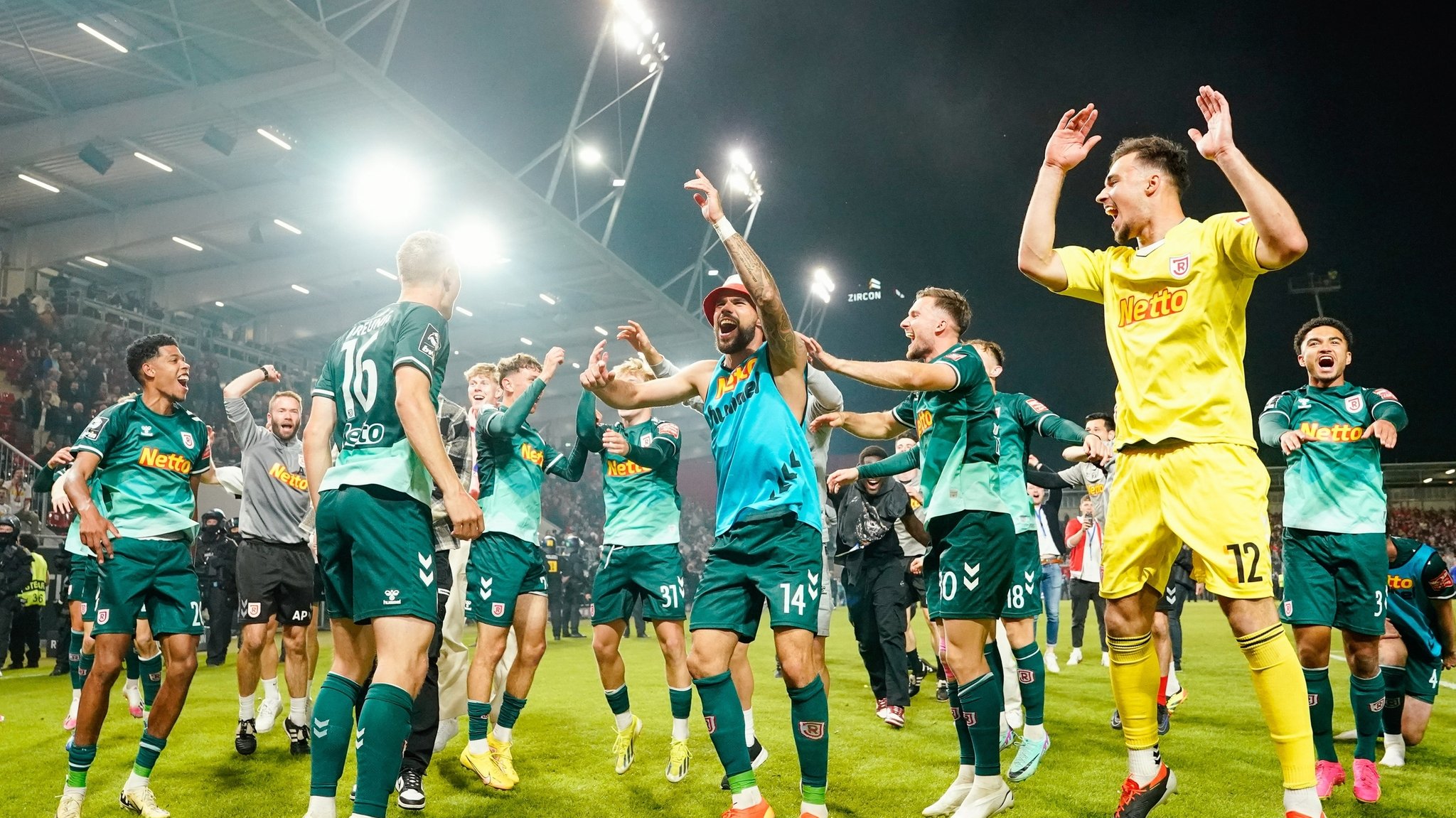 Regensburgs Mannschaft freut sich über den Aufstieg in die zweite Bundesliga.