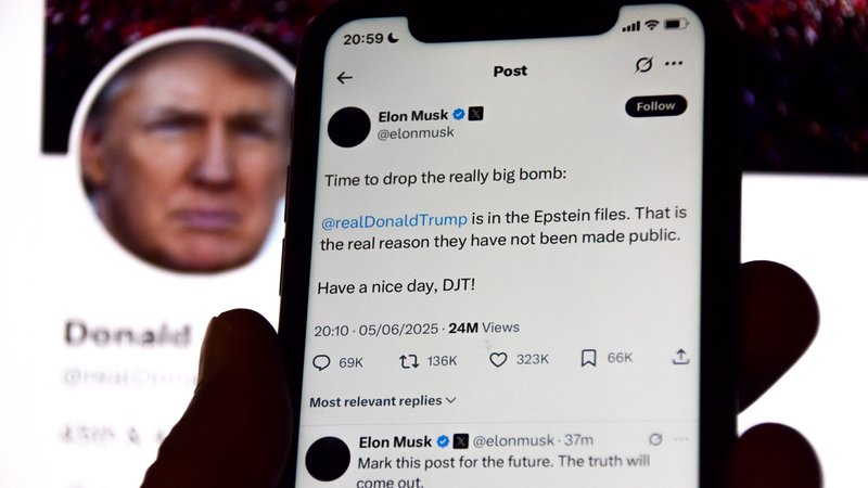 Elons Musks X-Account auf Smartphone, im Hintergrund Trumps Account | Bild: picture alliance / ZUMAPRESS.com | Vuk Valcic Elons Musks X-Account auf Smartphone, im Hintergrund Trumps Account